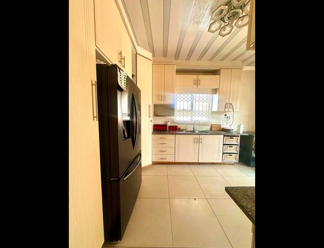 2 BEDROOM HOUSE FOR SALE IN KWANDENGEZI